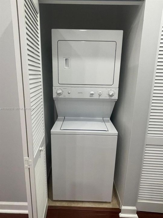 For Sale: $390,000 (1 beds, 1 baths, 1094 Square Feet)