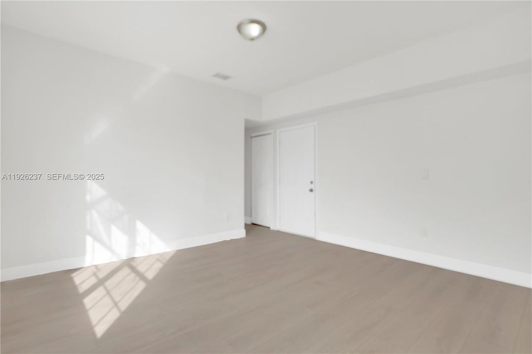 出租: $2,500 (2 贝兹, 1 浴室, 3014 平方英尺)