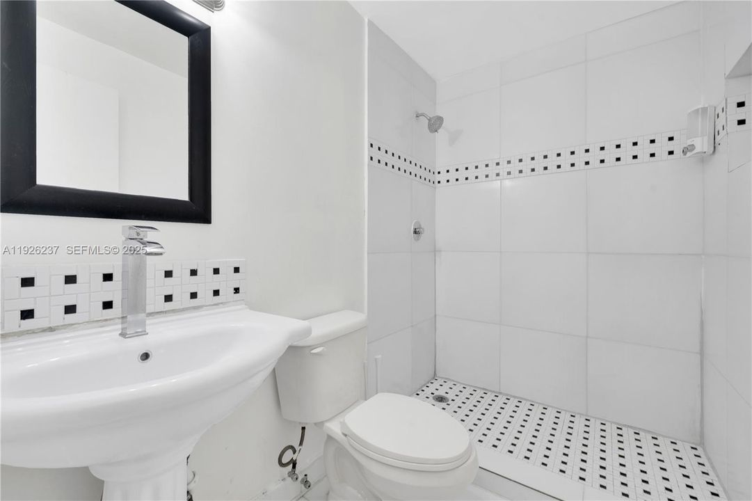 出租: $2,500 (2 贝兹, 1 浴室, 3014 平方英尺)