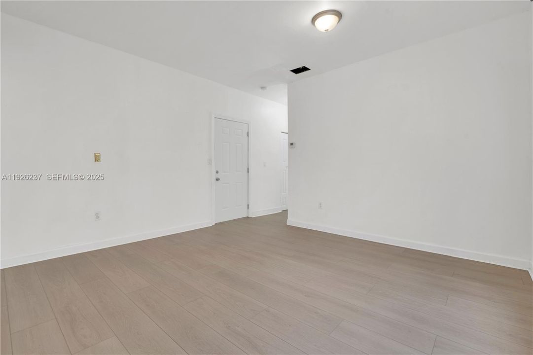 出租: $2,500 (2 贝兹, 1 浴室, 3014 平方英尺)