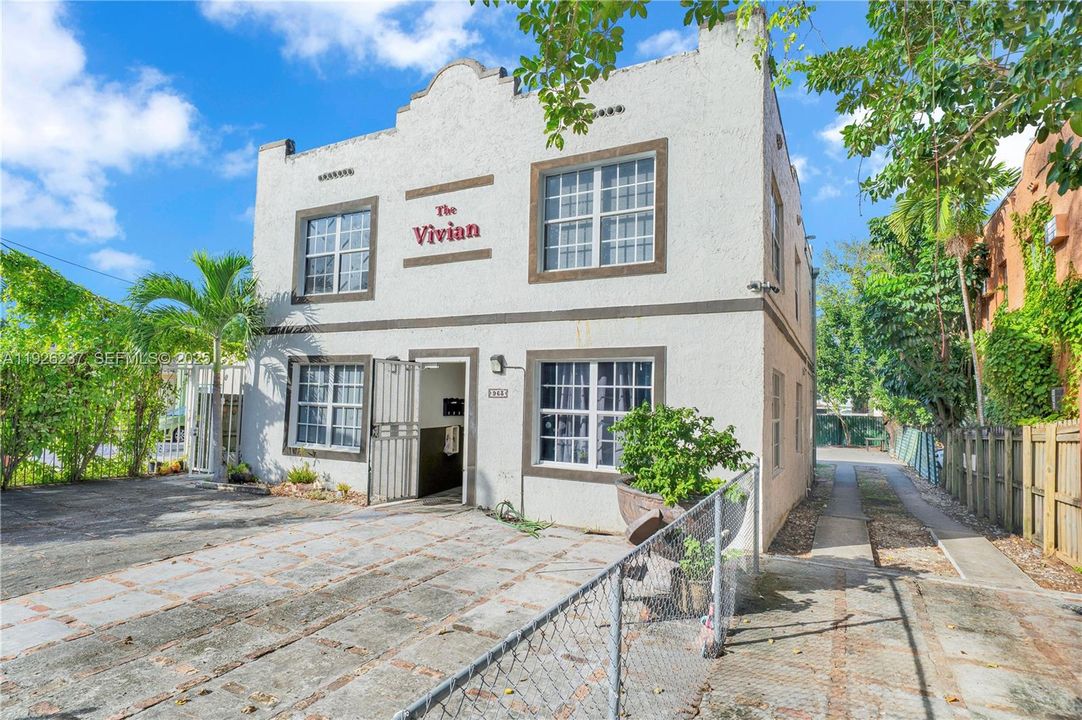 出租: $2,500 (2 贝兹, 1 浴室, 3014 平方英尺)