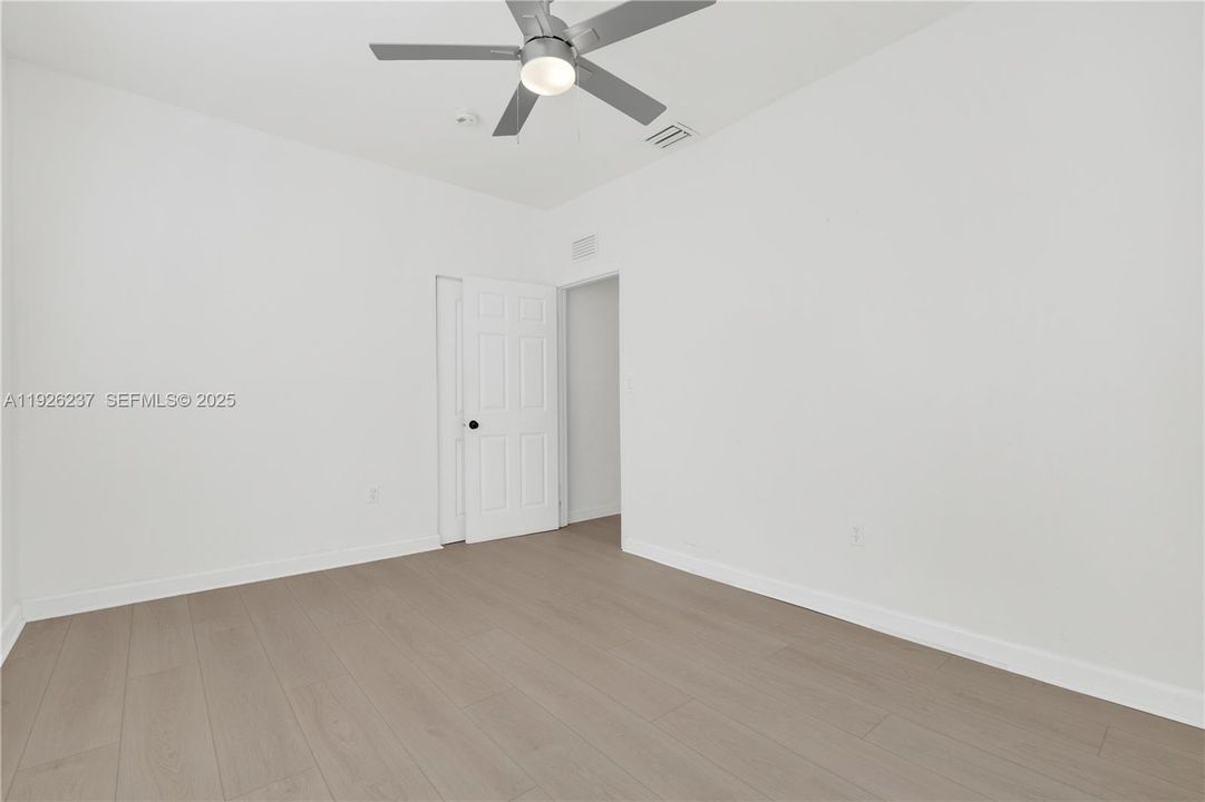 出租: $2,500 (2 贝兹, 1 浴室, 3014 平方英尺)