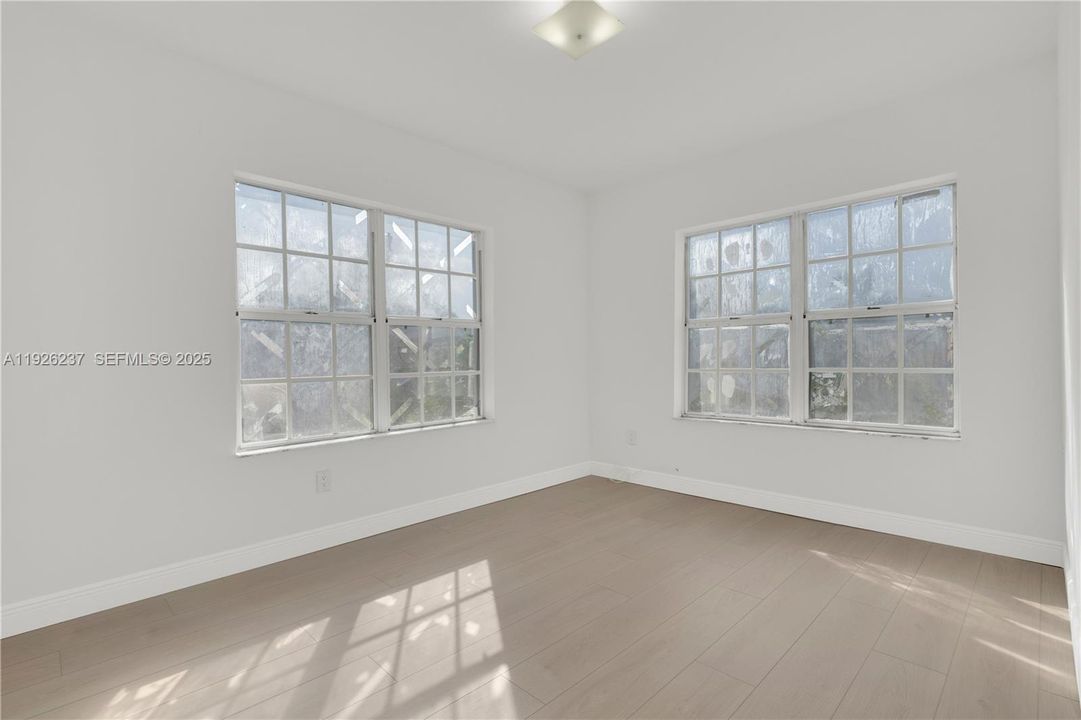 出租: $2,500 (2 贝兹, 1 浴室, 3014 平方英尺)