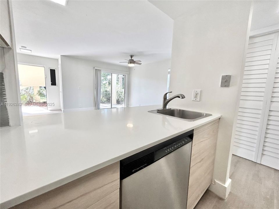 For Rent: $1,700 (0 beds, 1 baths, 453 Square Feet)