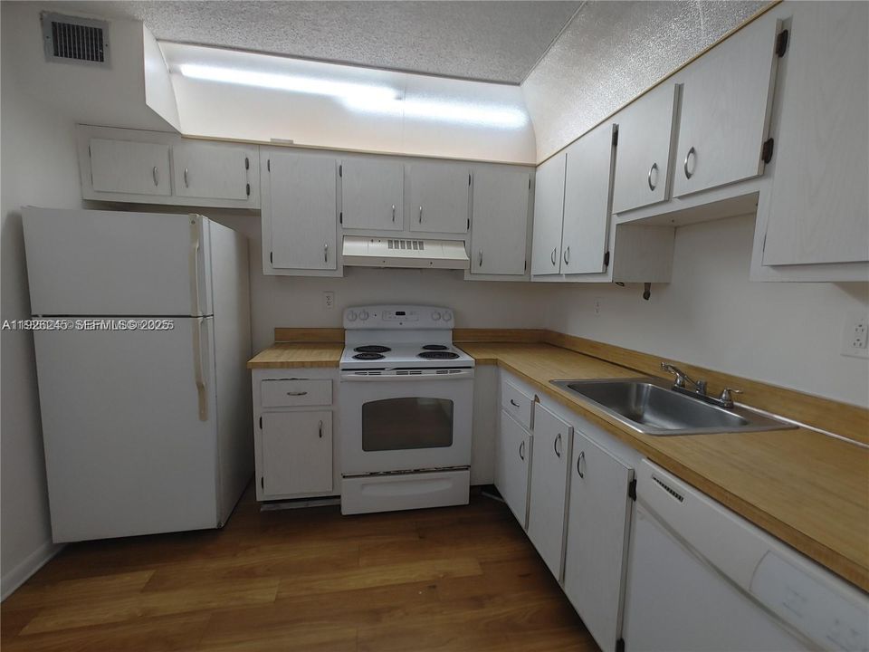 For Rent: $1,500 (1 beds, 1 baths, 810 Square Feet)