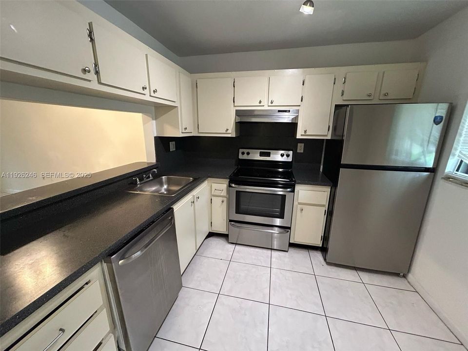 For Rent: $1,900 (2 beds, 2 baths, 814 Square Feet)