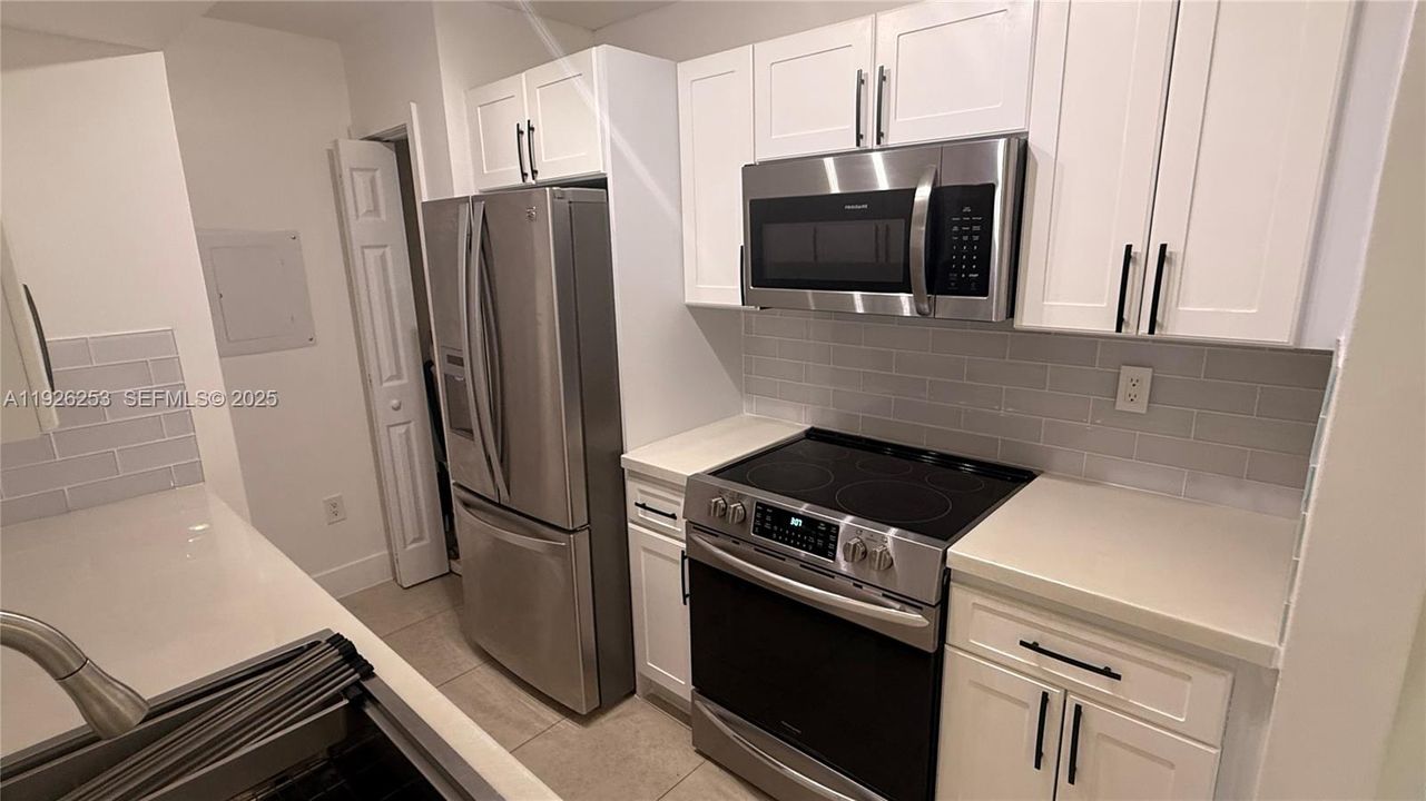 For Rent: $2,550 (2 beds, 2 baths, 947 Square Feet)