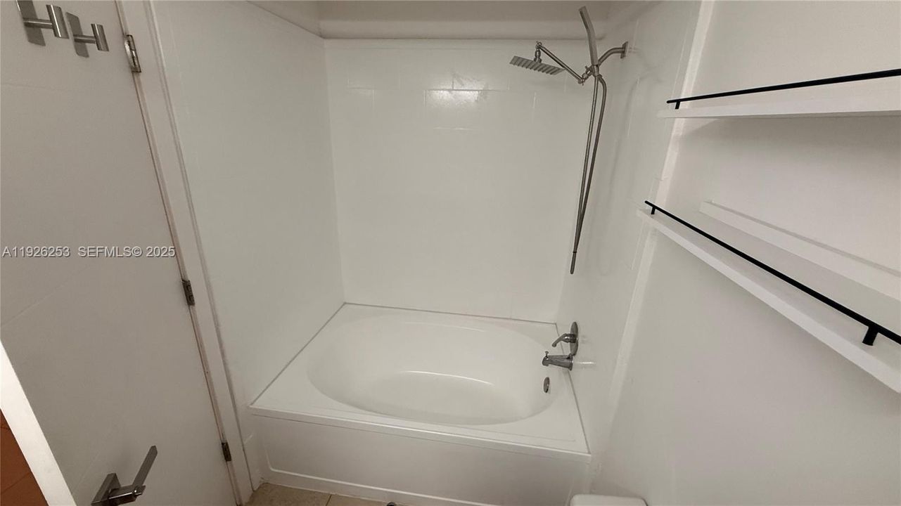 For Rent: $2,550 (2 beds, 2 baths, 947 Square Feet)