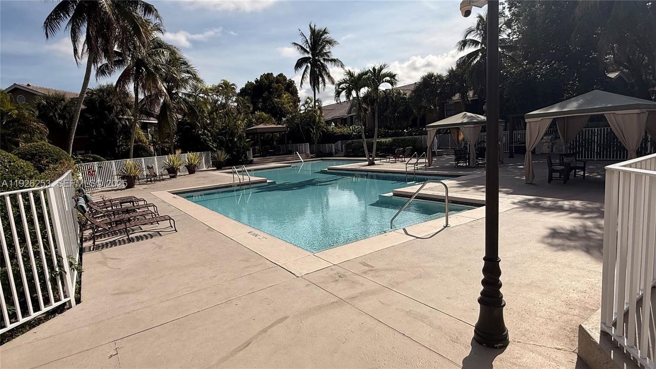 For Rent: $2,550 (2 beds, 2 baths, 947 Square Feet)