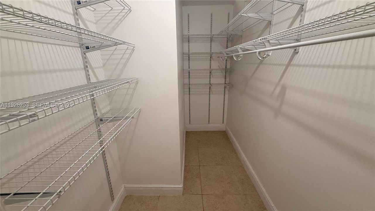 For Rent: $2,550 (2 beds, 2 baths, 947 Square Feet)