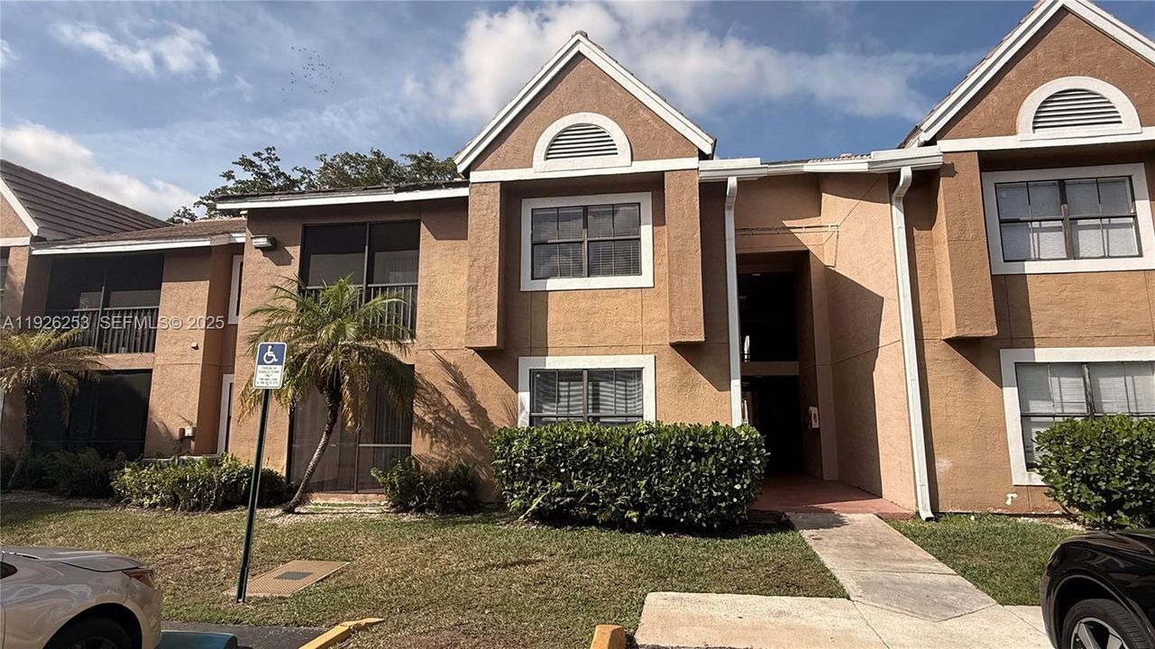 For Rent: $2,550 (2 beds, 2 baths, 947 Square Feet)