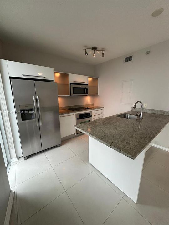 Active With Contract: $2,400 (0 beds, 1 baths, 580 Square Feet)