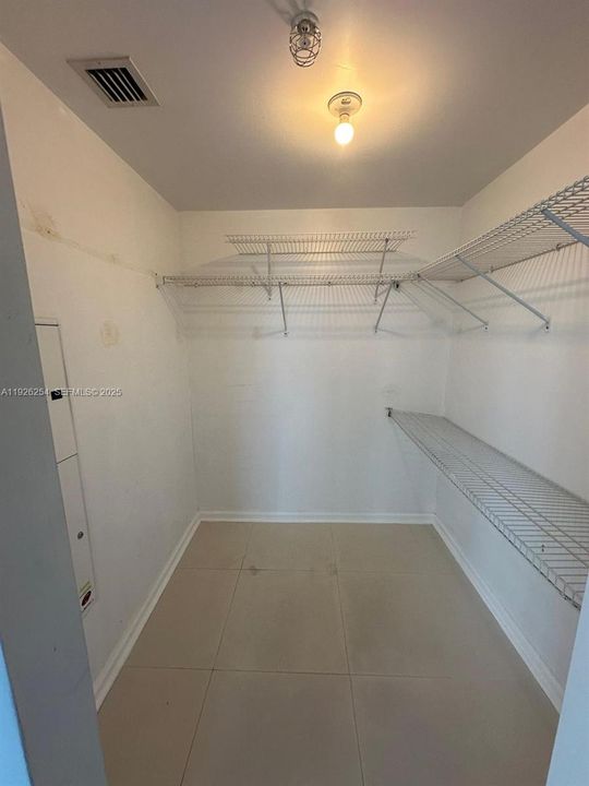 Active With Contract: $2,400 (0 beds, 1 baths, 580 Square Feet)