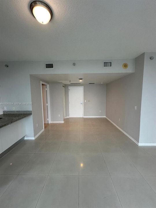 Active With Contract: $2,400 (0 beds, 1 baths, 580 Square Feet)