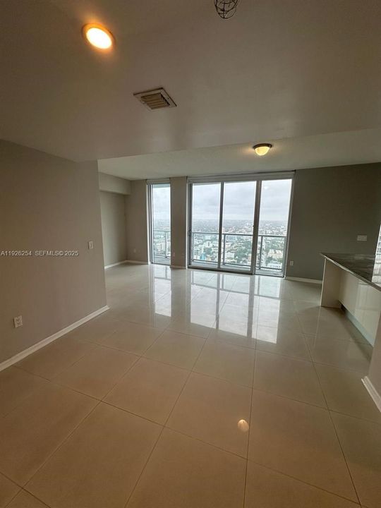 Active With Contract: $2,400 (0 beds, 1 baths, 580 Square Feet)