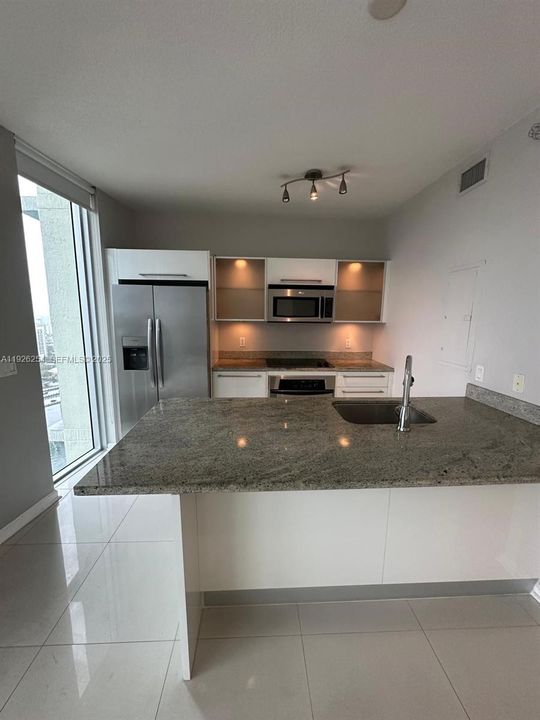 Active With Contract: $2,400 (0 beds, 1 baths, 580 Square Feet)