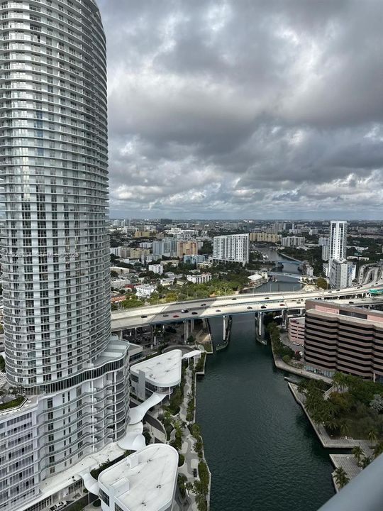 Active With Contract: $2,400 (0 beds, 1 baths, 580 Square Feet)