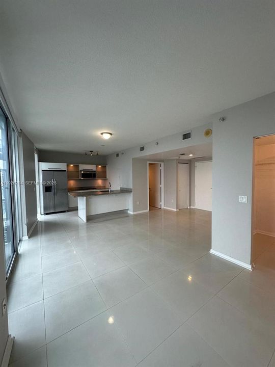 Active With Contract: $2,400 (0 beds, 1 baths, 580 Square Feet)