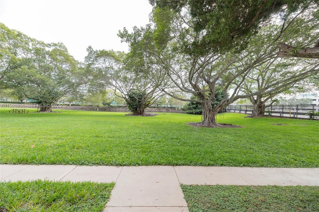 For Rent: $2,000 (1 beds, 1 baths, 807 Square Feet)