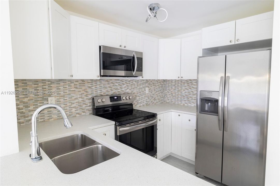 For Rent: $2,000 (1 beds, 1 baths, 807 Square Feet)