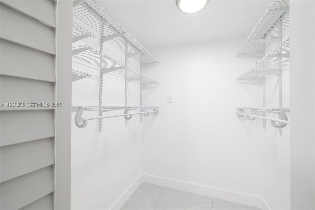 For Rent: $2,000 (1 beds, 1 baths, 807 Square Feet)