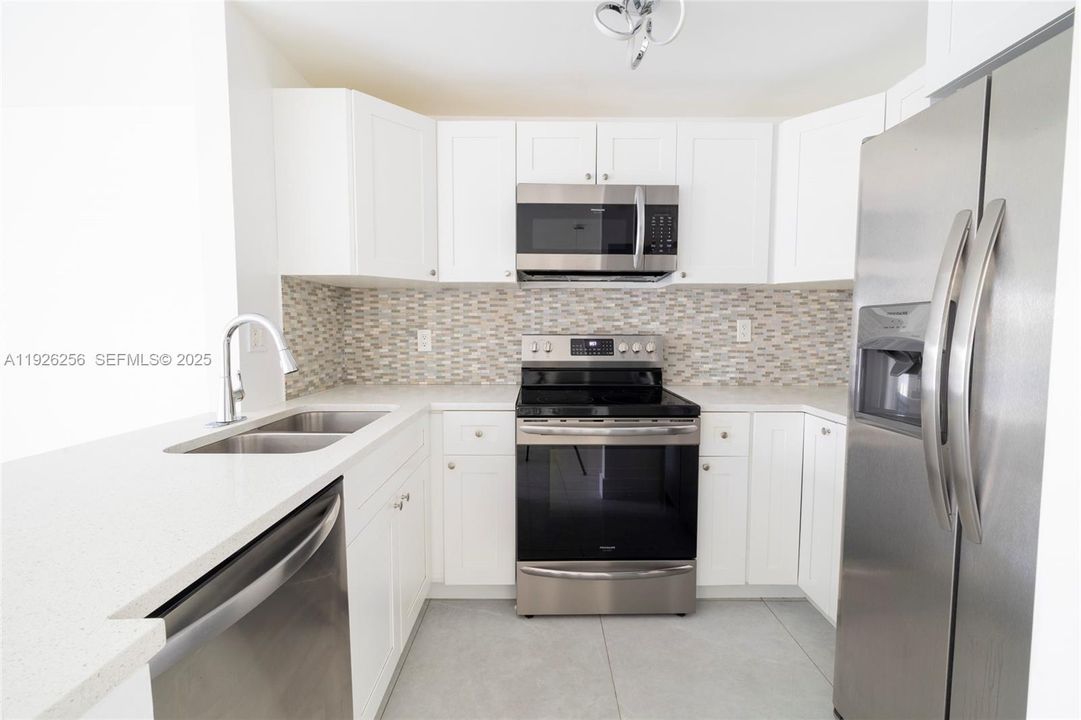 For Rent: $2,000 (1 beds, 1 baths, 807 Square Feet)