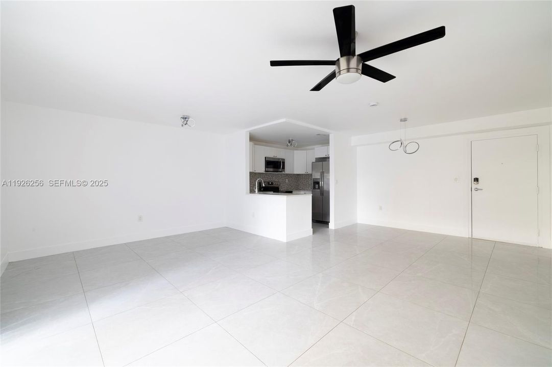 For Rent: $2,000 (1 beds, 1 baths, 807 Square Feet)