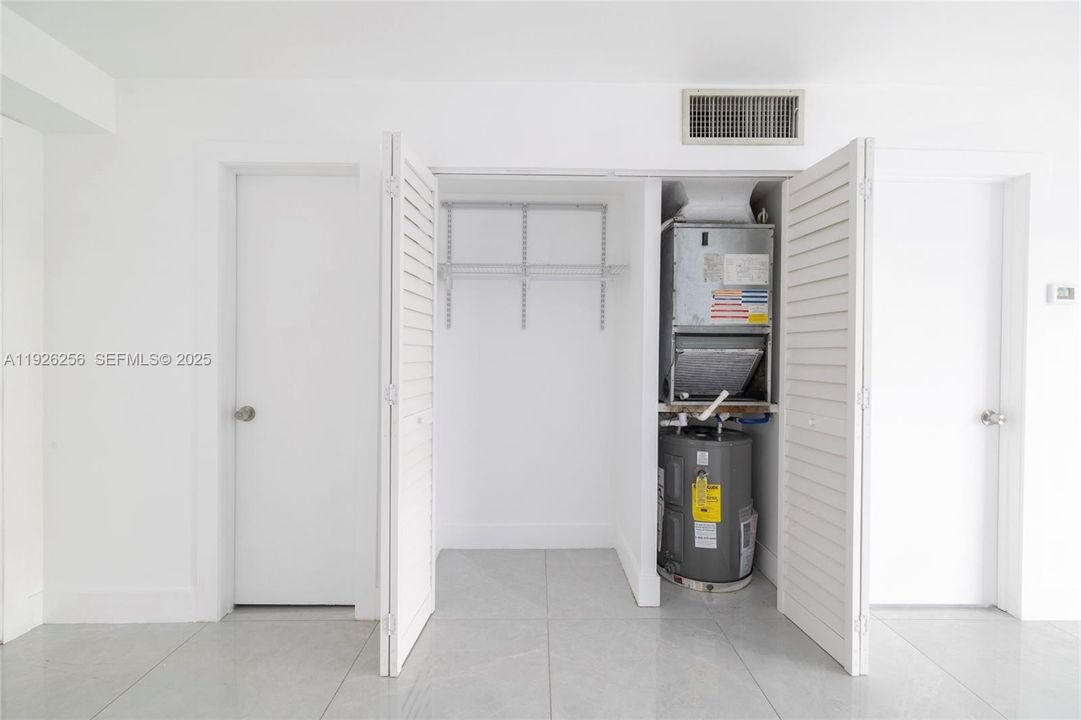 For Rent: $2,000 (1 beds, 1 baths, 807 Square Feet)