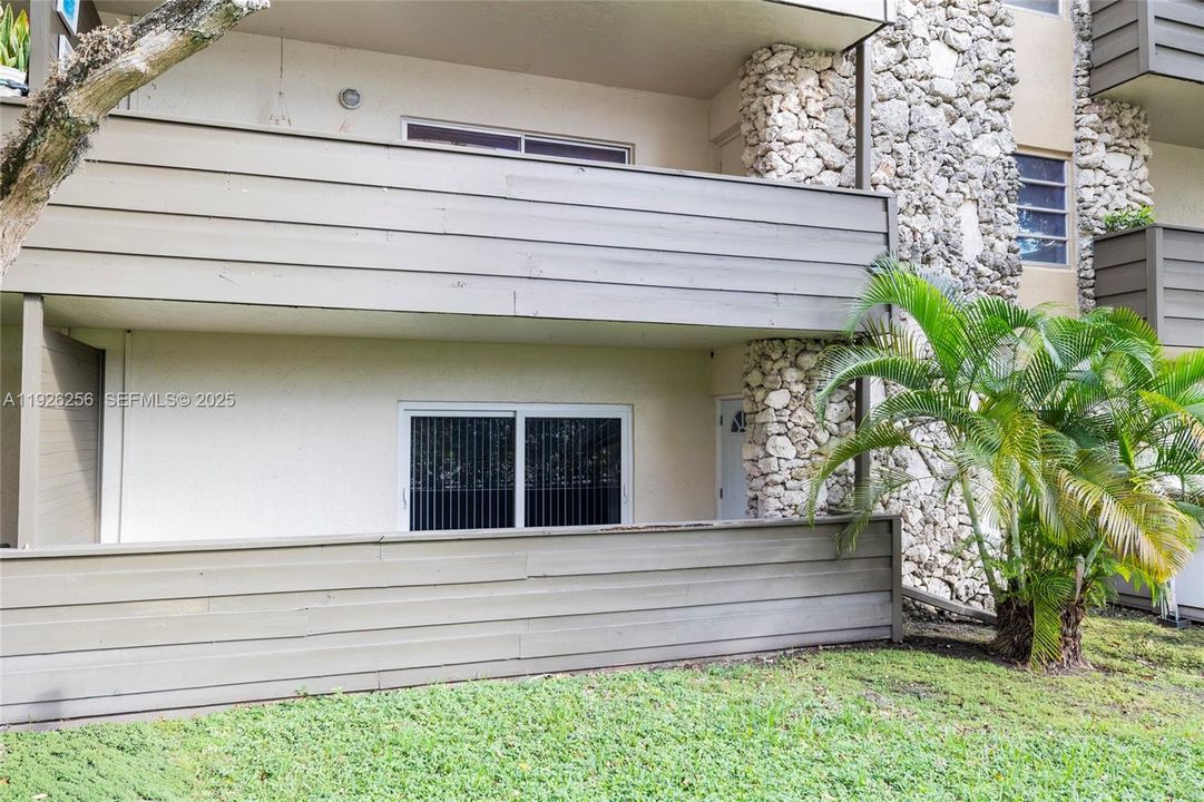 For Rent: $2,000 (1 beds, 1 baths, 807 Square Feet)