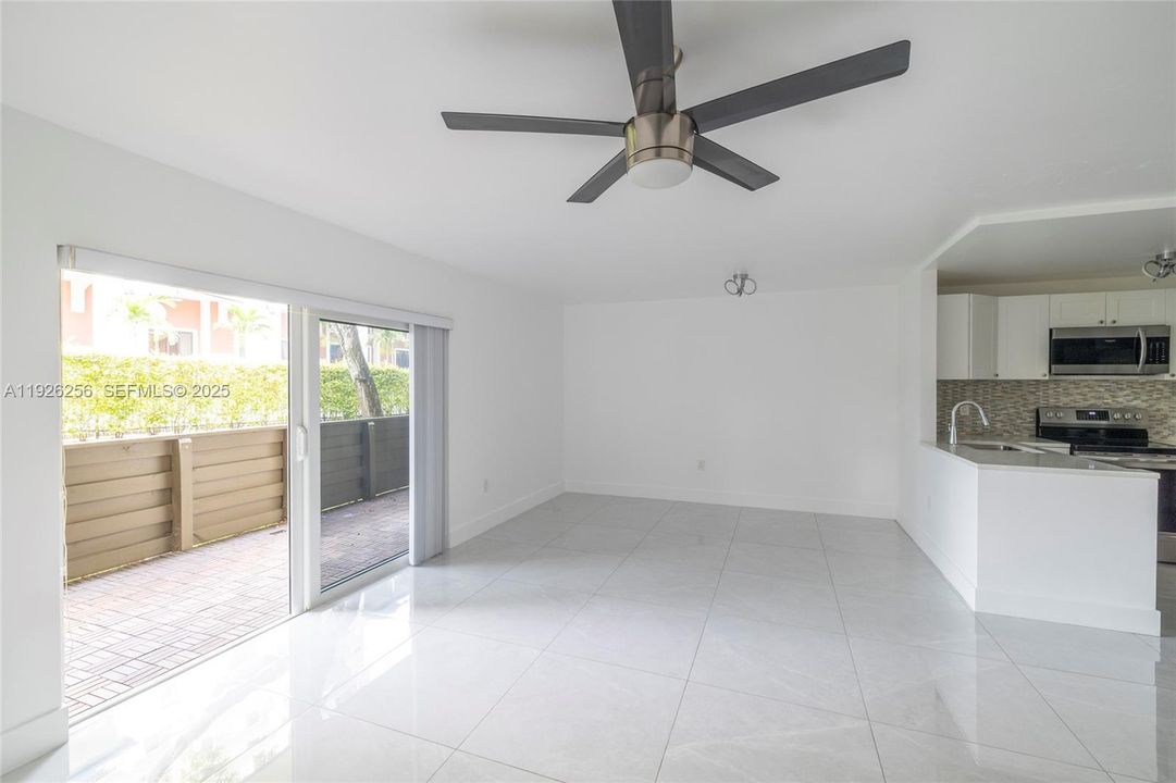 For Rent: $2,000 (1 beds, 1 baths, 807 Square Feet)