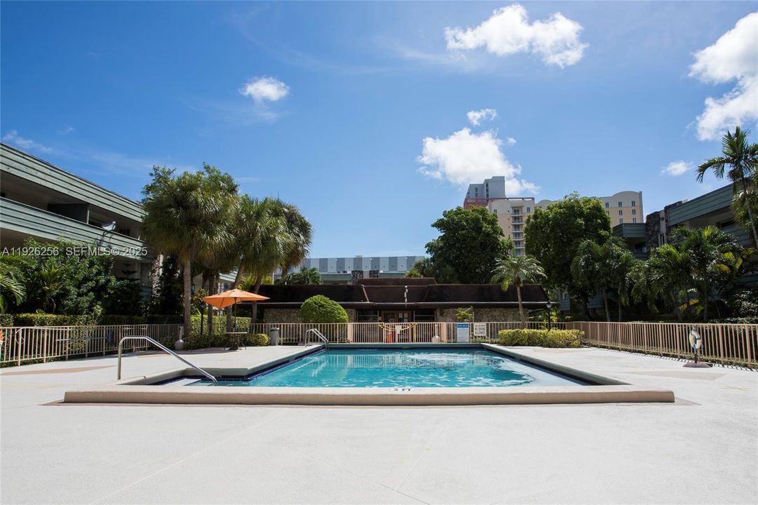 For Rent: $2,000 (1 beds, 1 baths, 807 Square Feet)