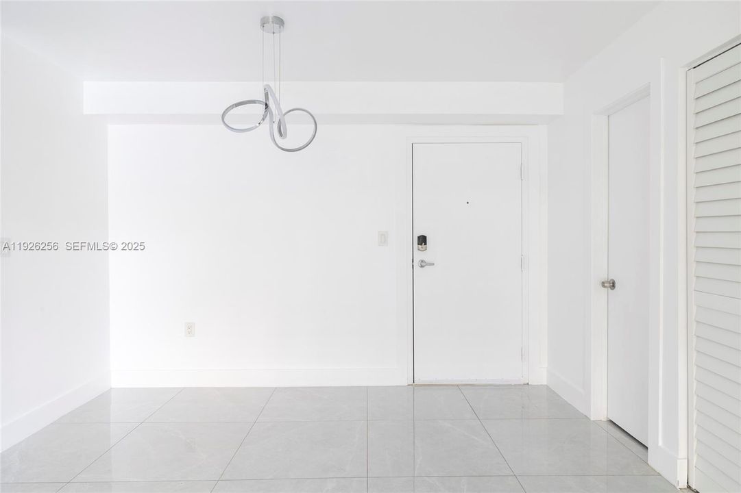 For Rent: $2,000 (1 beds, 1 baths, 807 Square Feet)