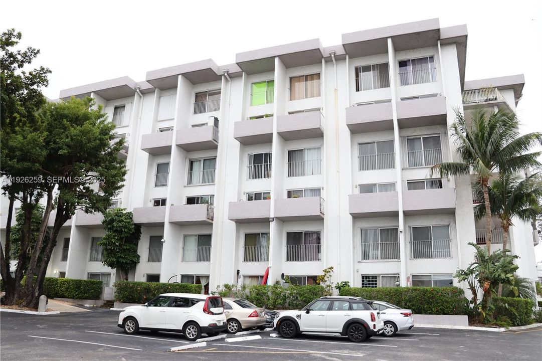 For Sale: $1,950 (1 beds, 1 baths, 746 Square Feet)