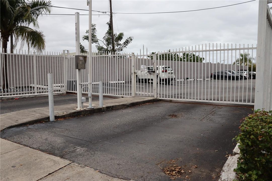 For Sale: $1,950 (1 beds, 1 baths, 746 Square Feet)