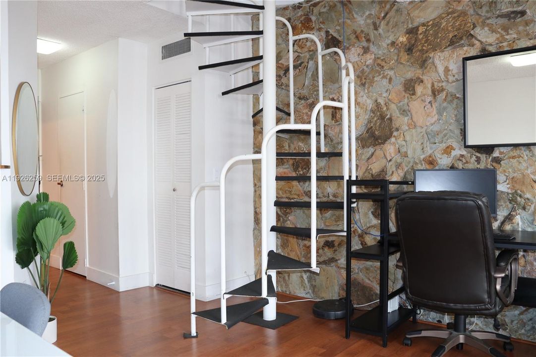 For Sale: $1,950 (1 beds, 1 baths, 746 Square Feet)