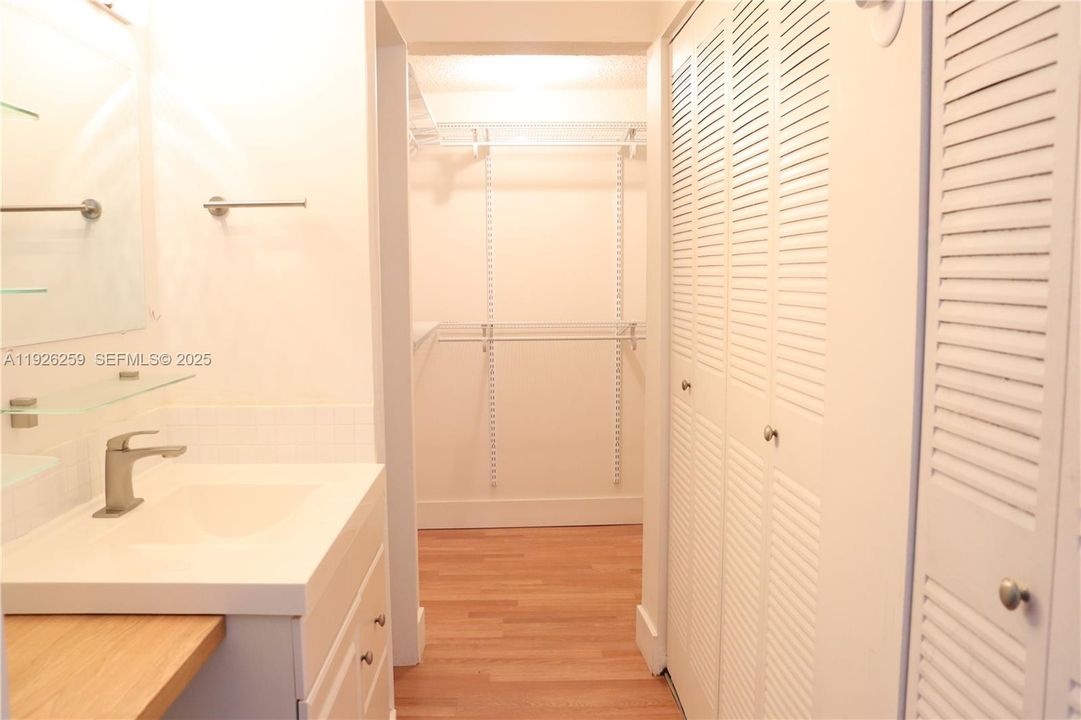 For Sale: $1,950 (1 beds, 1 baths, 746 Square Feet)