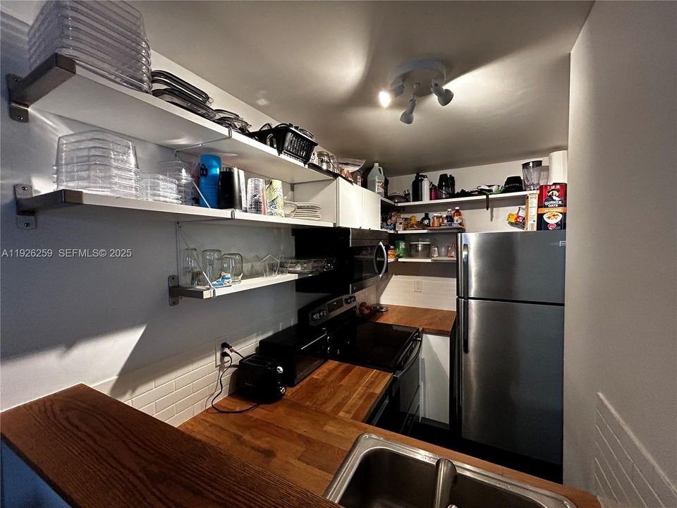 For Sale: $1,950 (1 beds, 1 baths, 746 Square Feet)