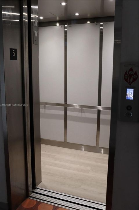 For Sale: $1,950 (1 beds, 1 baths, 746 Square Feet)