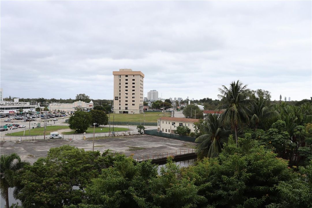 For Sale: $1,950 (1 beds, 1 baths, 746 Square Feet)