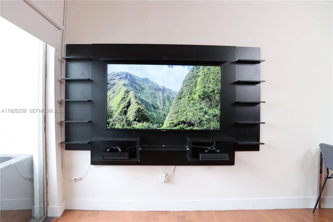 For Sale: $1,950 (1 beds, 1 baths, 746 Square Feet)