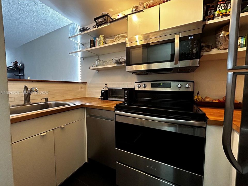 For Sale: $1,950 (1 beds, 1 baths, 746 Square Feet)