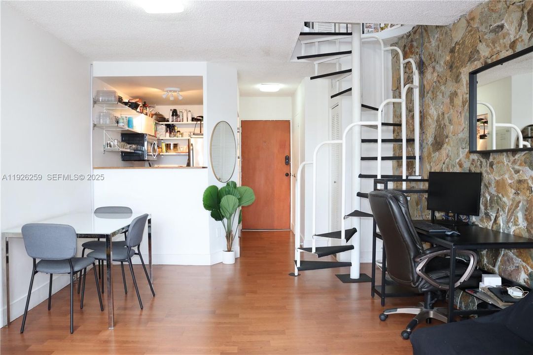 For Sale: $1,950 (1 beds, 1 baths, 746 Square Feet)