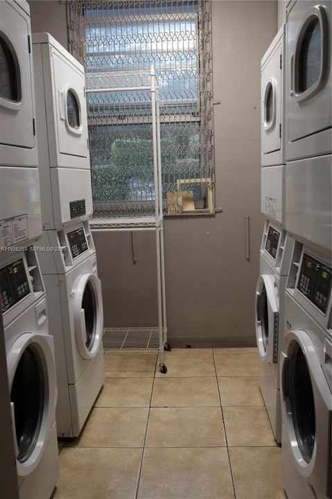 For Sale: $1,950 (1 beds, 1 baths, 746 Square Feet)