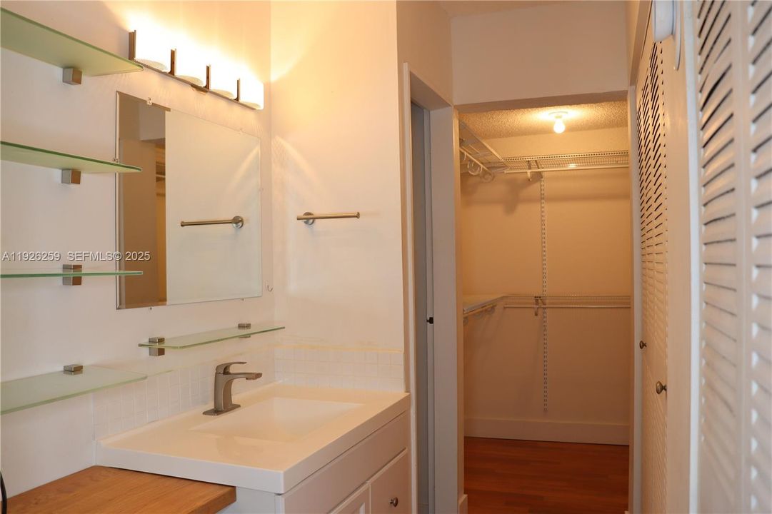 For Sale: $1,950 (1 beds, 1 baths, 746 Square Feet)