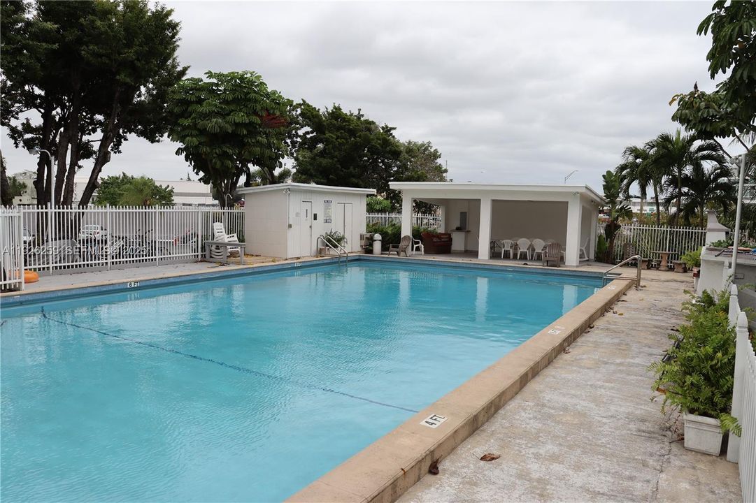 For Sale: $1,950 (1 beds, 1 baths, 746 Square Feet)