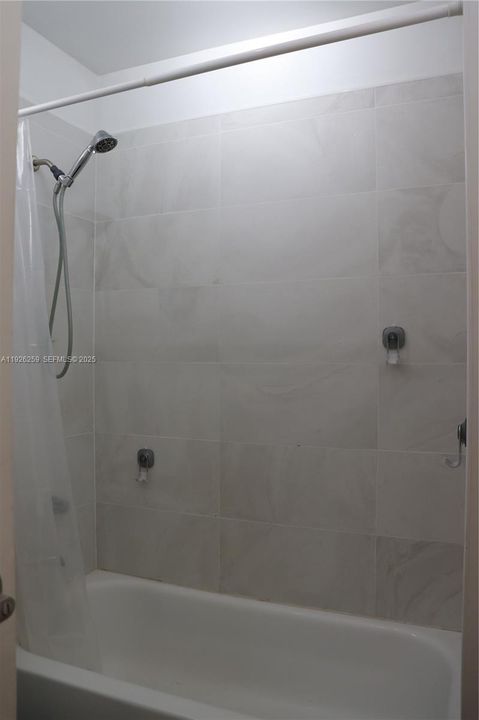 For Sale: $1,950 (1 beds, 1 baths, 746 Square Feet)