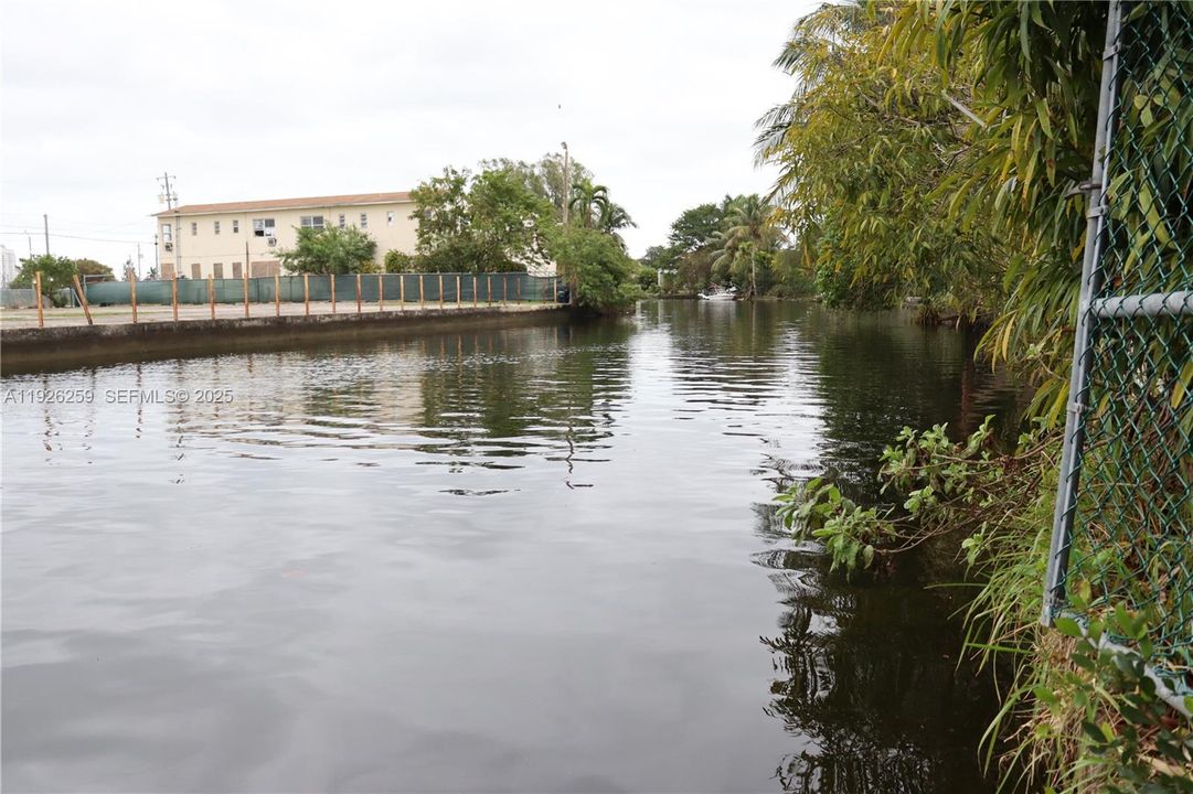 For Sale: $1,950 (1 beds, 1 baths, 746 Square Feet)