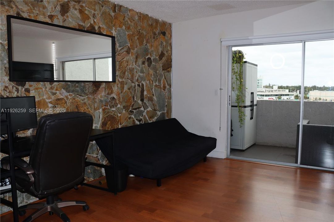 For Sale: $1,950 (1 beds, 1 baths, 746 Square Feet)