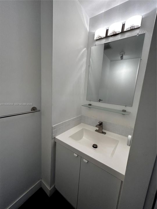 For Sale: $1,950 (1 beds, 1 baths, 746 Square Feet)