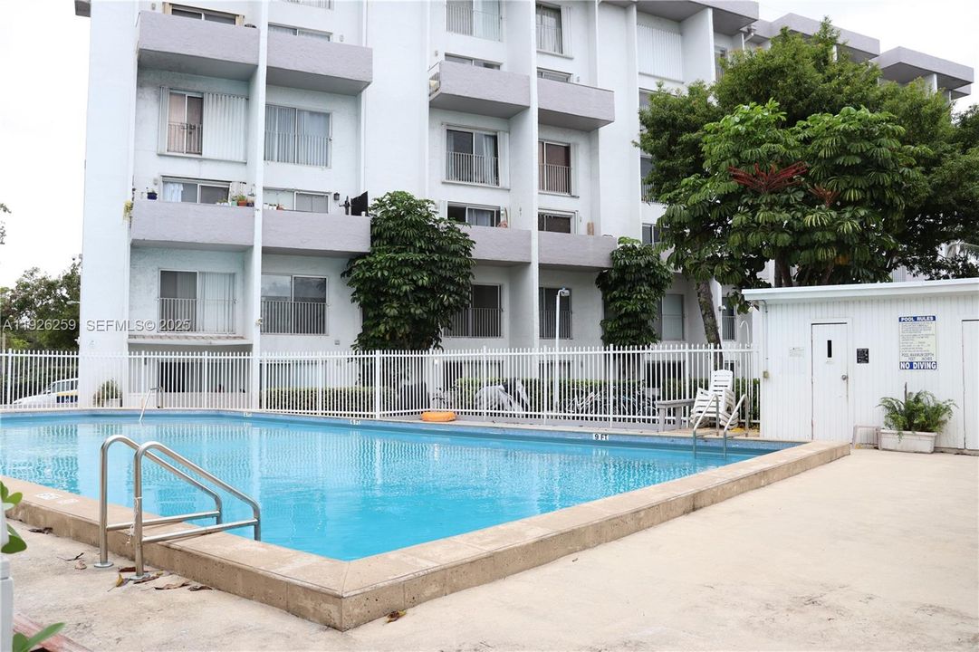 For Sale: $1,950 (1 beds, 1 baths, 746 Square Feet)